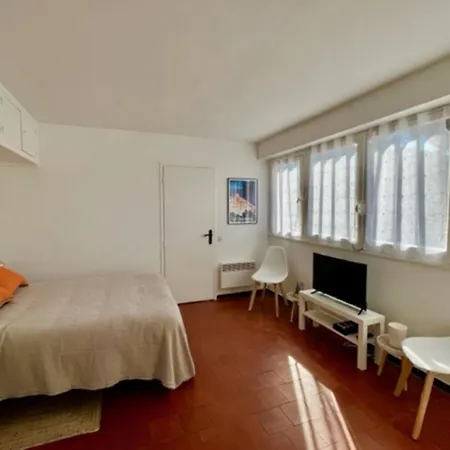 Apartment 35m With Pool For Couple In Tropez