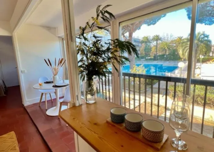 35m With Pool For Couple In Tropez